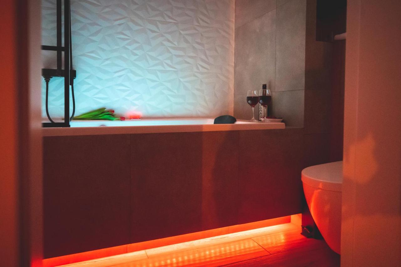 Movie Jacuzzi Apartment At The Main Station By Noclegi Renters Krakow Luaran gambar