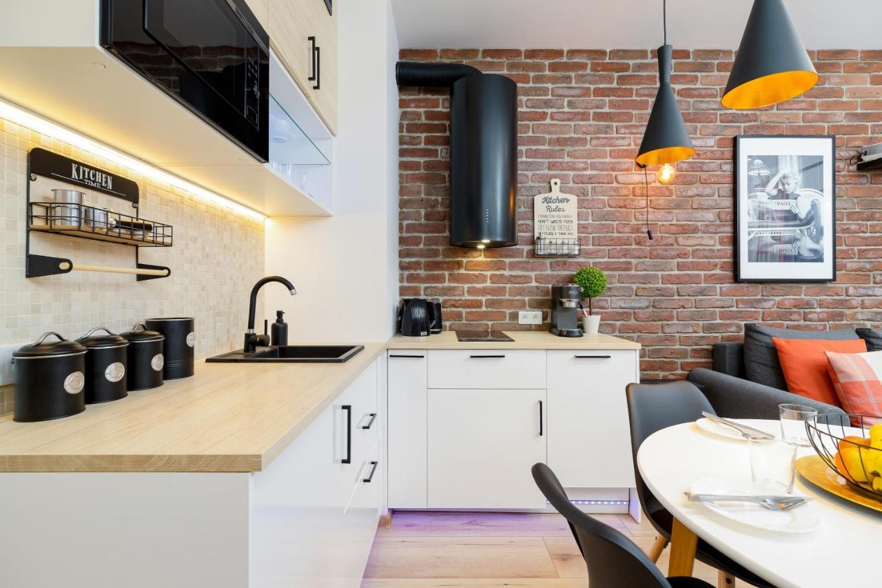 Movie Jacuzzi Apartment At The Main Station By Noclegi Renters Krakow Luaran gambar