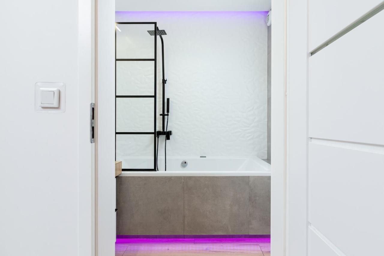 Movie Jacuzzi Apartment At The Main Station By Noclegi Renters Krakow Luaran gambar