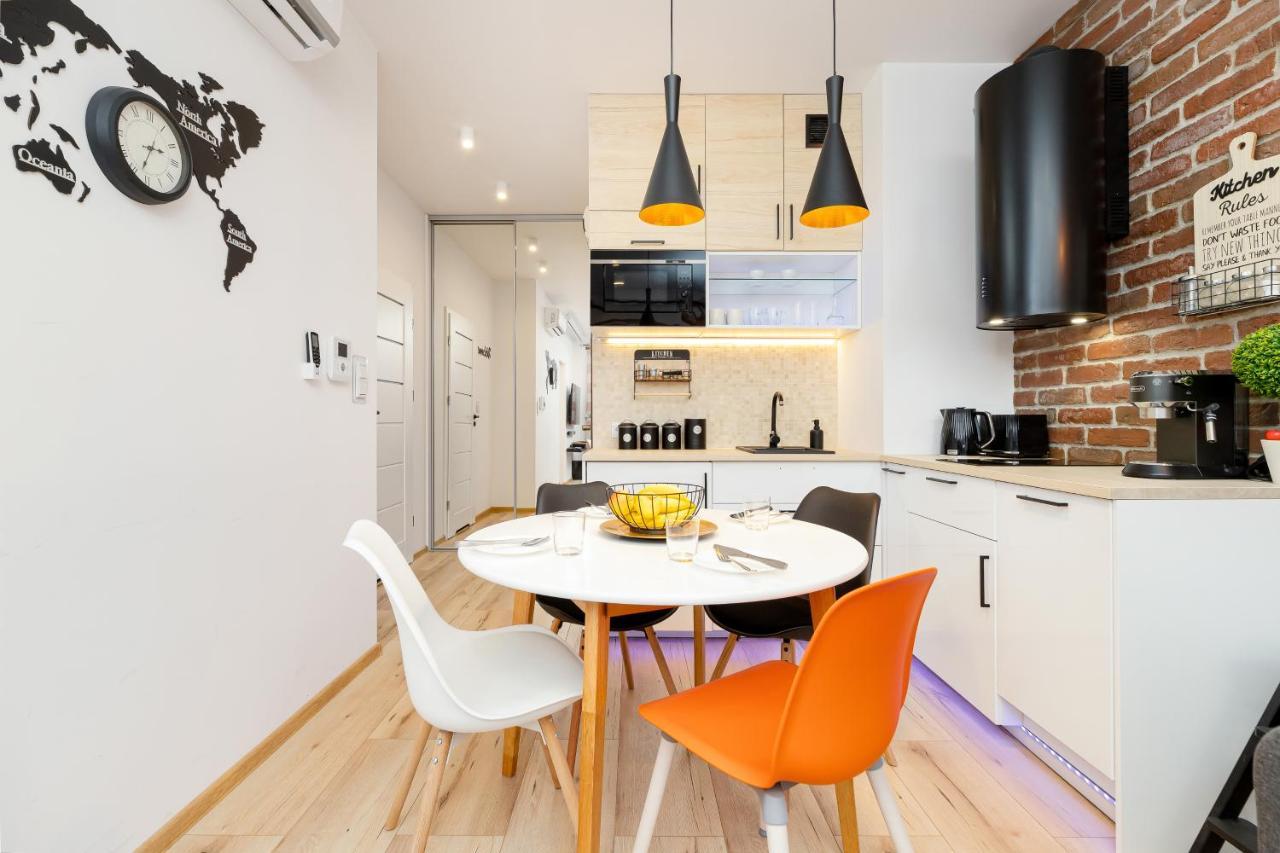 Movie Jacuzzi Apartment At The Main Station By Noclegi Renters Krakow Luaran gambar