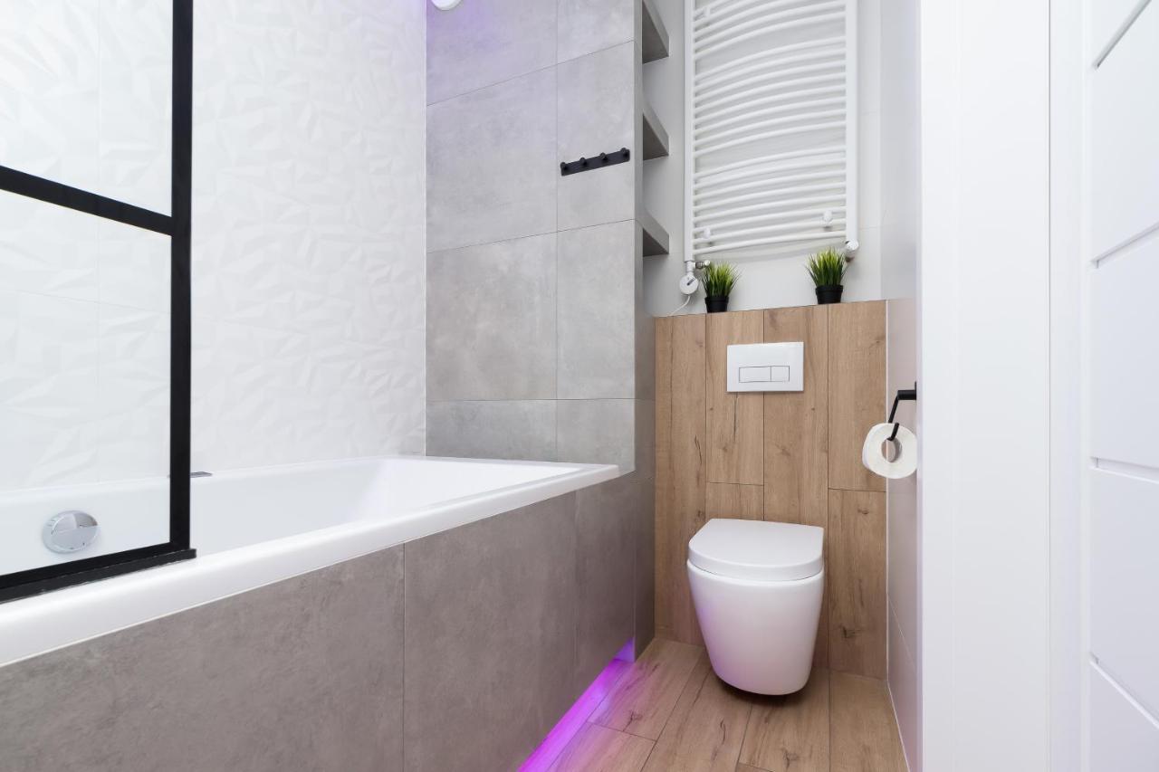 Movie Jacuzzi Apartment At The Main Station By Noclegi Renters Krakow Luaran gambar