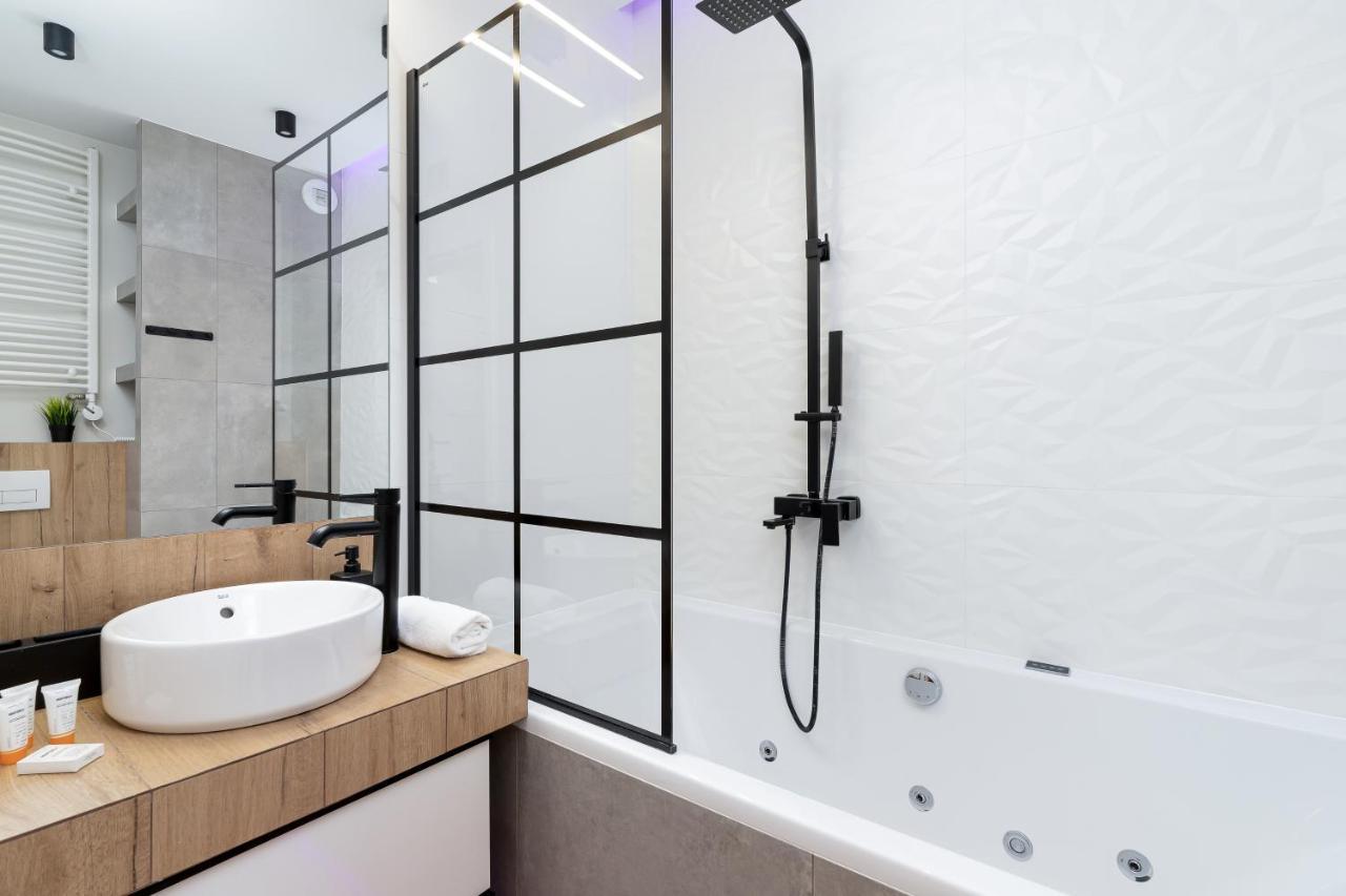 Movie Jacuzzi Apartment At The Main Station By Noclegi Renters Krakow Luaran gambar